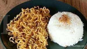 APAKAH BERBAHAYA MENGKONSUMSI MIE PAKAI NASI?