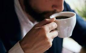 APAKAH YANG MENYEBABKAN TANGAN MENJADI GEMETAR SETELAH MINUM KOPI?